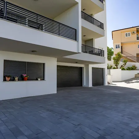 Biokovo J Parking Included *