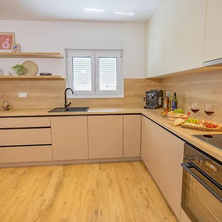 Biokovo J Parking Included Apartment Makarska